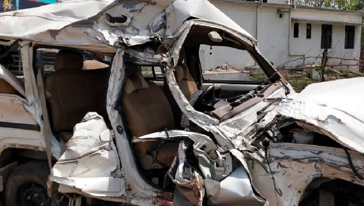 Satna : बेटी के विवाह की खुशियां मातम में बदली, ट्रेलर की टक्कर से बुलेरो सबार 3 की मौत, 4 घायल Satna : बेटी के विवाह की खुशियां मातम में बदली, ट्रेलर की टक्कर से बुलेरो सबार 3 की मौत, 4 घायल